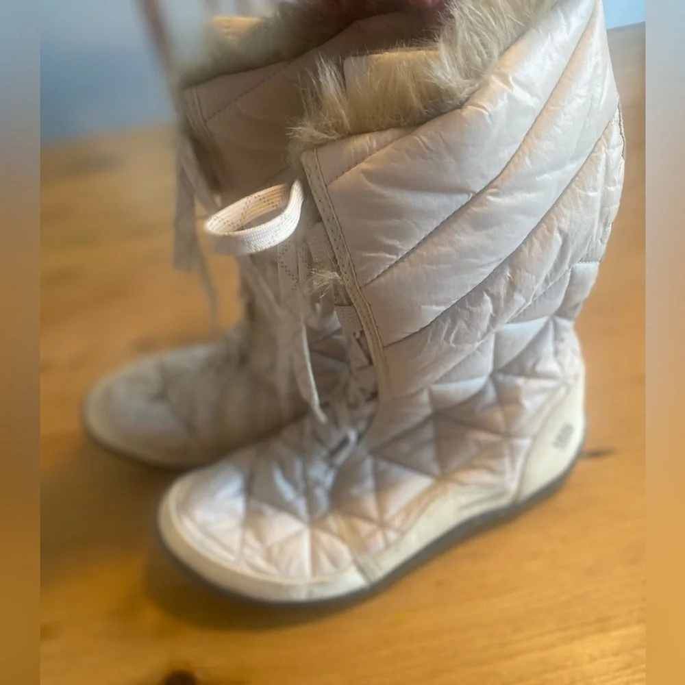 Columbia Cream Quilted Boots Faux Fur Omni Grip Women’s 8 1/2‎ Preloved